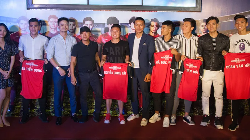 Dàn cầu thủ U23 đi xem phim về bóng đá