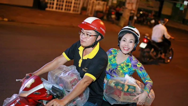Việt Hương đi xe máy trao quà tết cho người nghèo giữa đêm