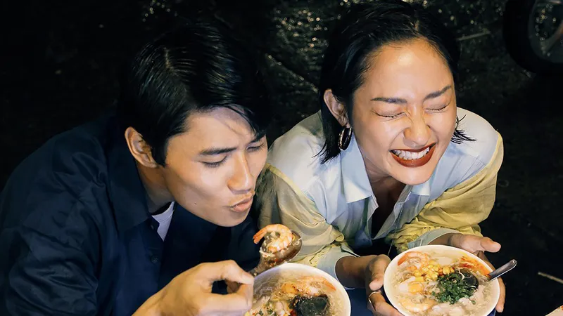Cặp đôi “Sài Gòn trong cơn mưa” chụp ảnh “check in” khắp thành phố