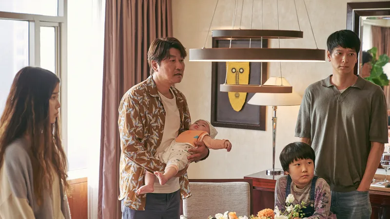 Vừa thắng giải tại LHP Cannes, “Người môi giới” của điện ảnh Hàn ra mắt khán giả Việt