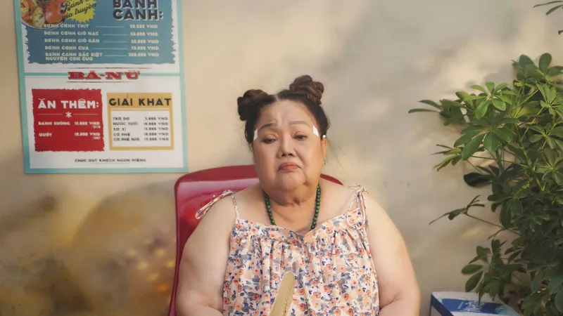 Ở tuổi 77, NSND Ngọc Giàu gây chú ý vì tạo hình lạ trong phim Tết