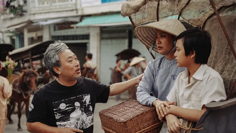 Đạo diễn Nguyễn Quang Dũng hướng dẫn Hạo Khang trên phim trường