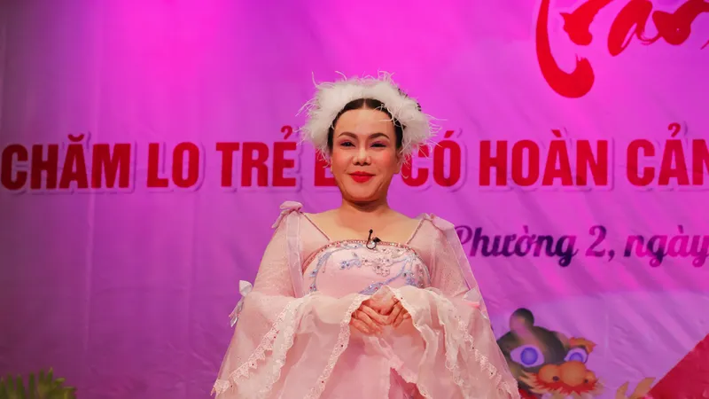 Việt Hương tổ chức Trung thu cho 600 em nhỏ; 2 ngày 1 đêm trở lại; ca sĩ mặt nạ tăng sức nóng