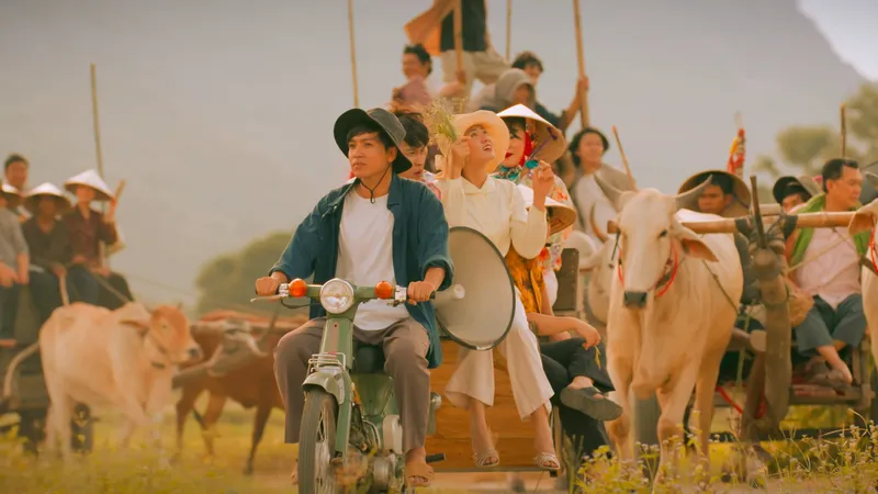 Khóc, cười cùng trailer phim Tết về gánh hát cải lương