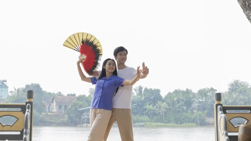 Tung poster, trailer mới, phim Sáng đèn ấn định ngày chiếu sớm