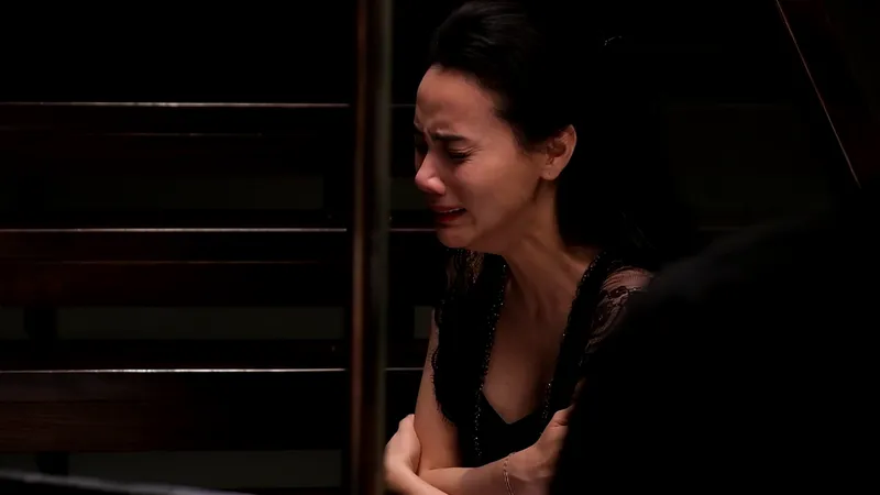 Trang Nhung tái xuất sau một thập niên, Bạch Công Khanh tung nhạc phim "Sáng đèn"