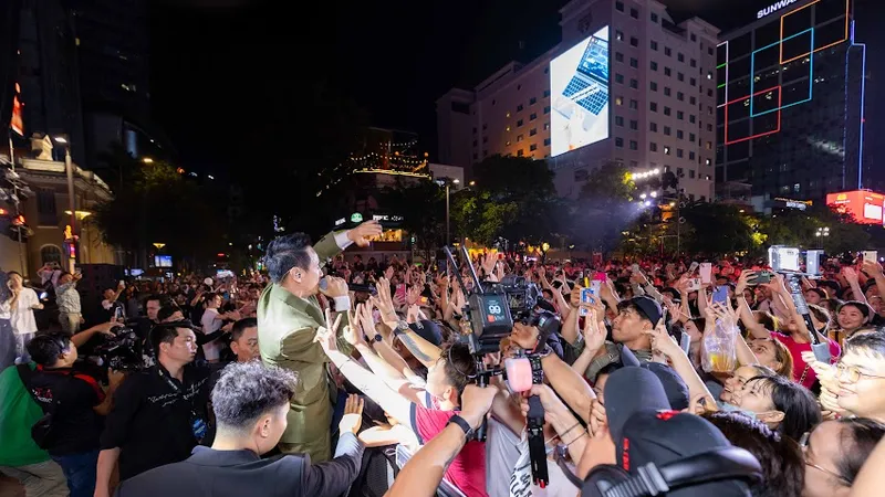 Hơn 1.000 khán giả nghe Lý Hải hát trên phố đi bộ Nguyễn Huệ