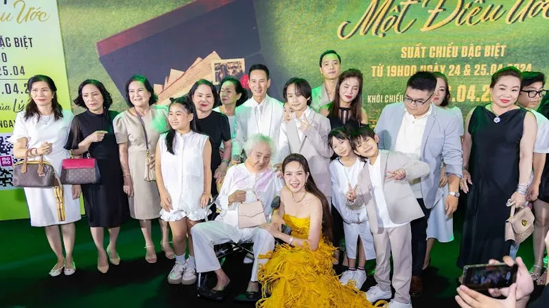 Mẹ 99 tuổi và đại gia đình Lý Hải lần đầu xuất hiện trên thảm đỏ