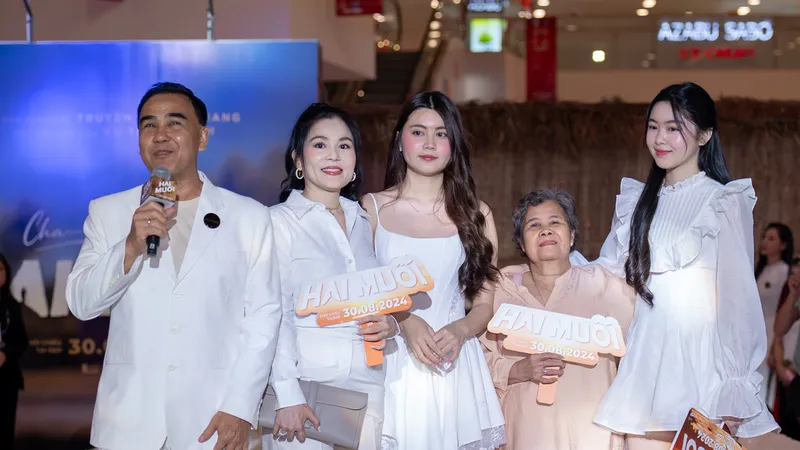 Mẹ và hai con gái ủng hộ Quyền Linh ra mắt phim mới