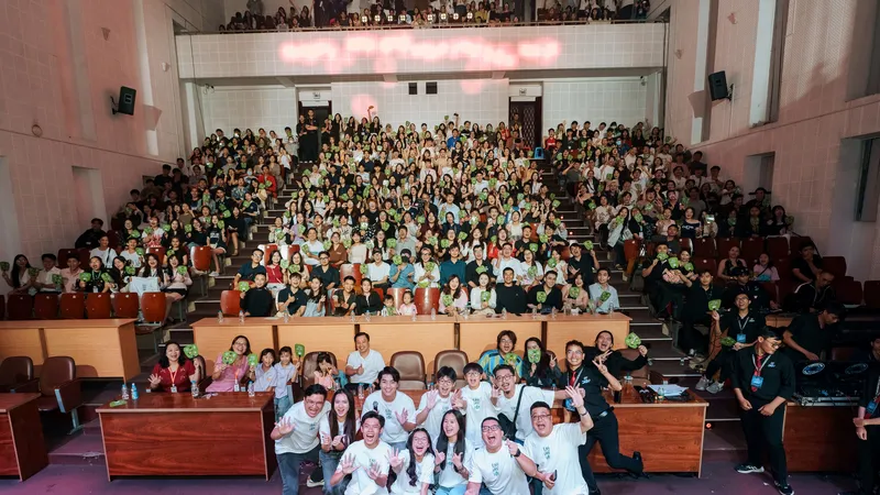 Võ Thanh Hòa quảng bá Kính vạn hoa đến các trường đại học
