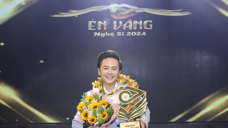 Diễn viên Văn Anh giành giải Én vàng nghệ sĩ 2024