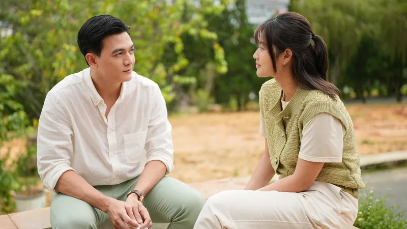 "Nụ hôn bạc tỷ" đang dẫn đầu doanh thu phòng vé Việt. Ảnh: ĐPCC