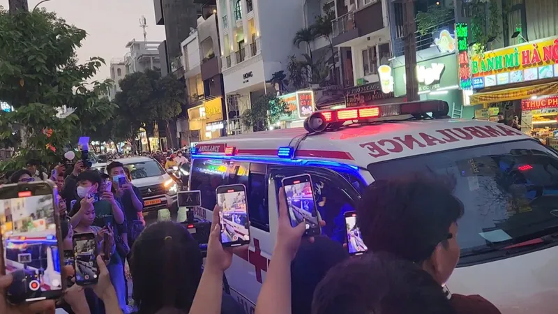 Dùng xe cứu thương quảng bá ra mắt phim gây tranh cãi