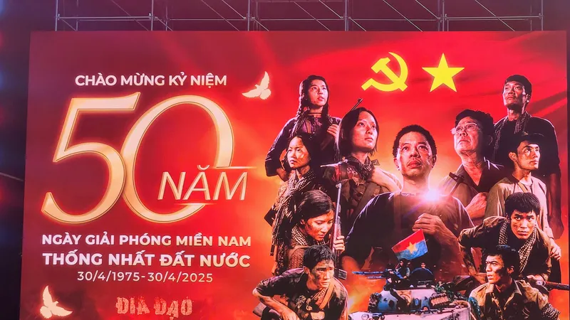 Diễn viên phim “Địa đạo: Mặt trời trong bóng tối” hòa mình cùng khán giả trên phố đi bộ