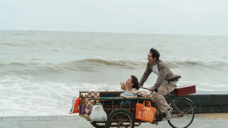 Phim "Mang mẹ đi bỏ" bùng nổ doanh thu phòng vé