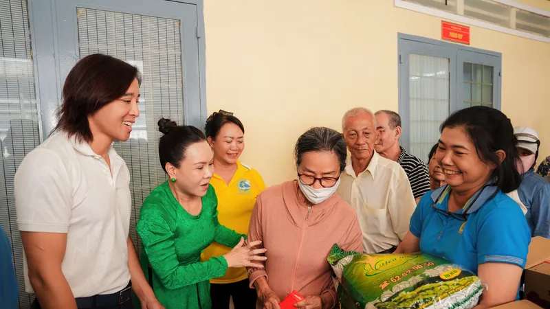 Gia đình nghệ sĩ Việt Hương trao quà mùa Vu lan