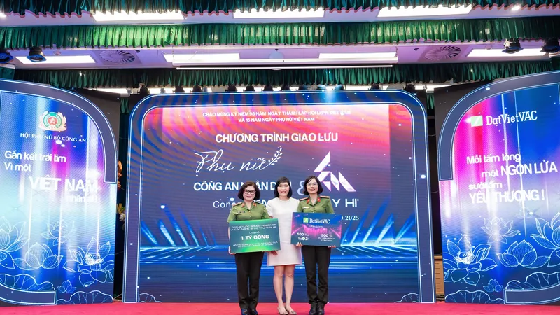 "Em xinh”, “Anh trai” góp 1 tỷ đồng hỗ trợ người dân vùng bão lũ