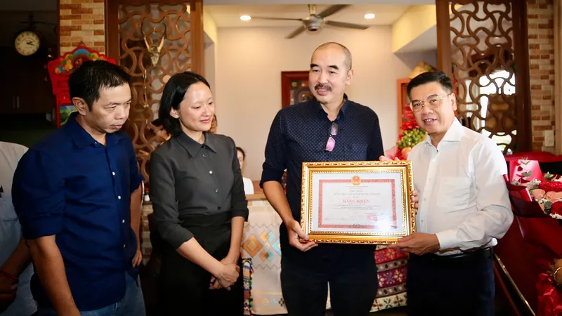 Đạo diễn Bùi Thạc Chuyên nhận bằng khen vì những đóng góp của "Địa đạo: Mặt trời trong bóng tối"