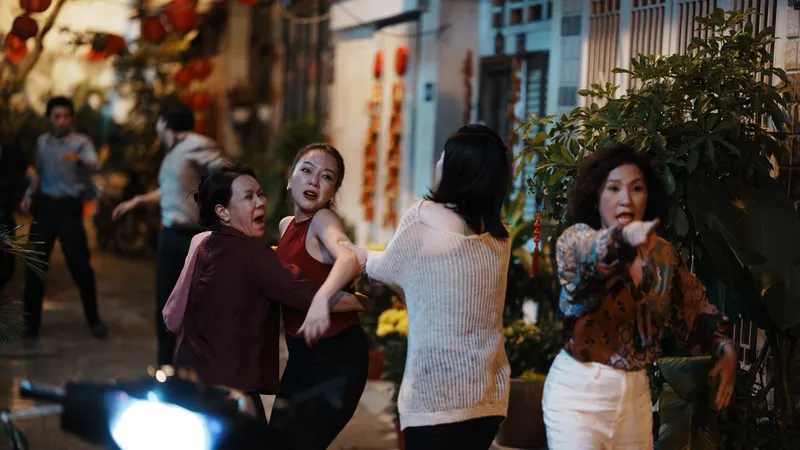 "Cục vàng của ngoại" 2 tuần liên tiếp dẫn đầu phòng vé