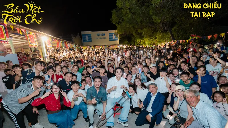 Bà con làng chài xem miễn phí phim "Báu vật trời cho"