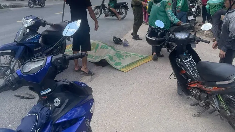 Xe máy ngã vào xe tải, anh tử vong, em bị thương nặng