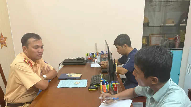 Xử lý người điều khiển ô tô chèn ép nhau trên đường