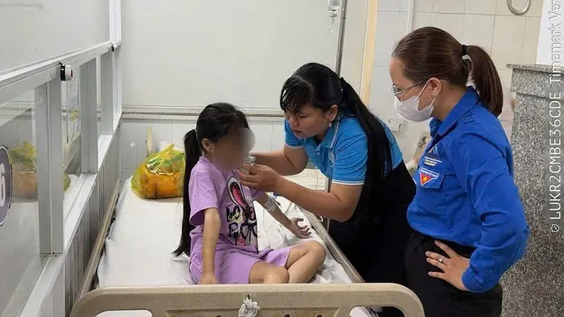 Tạm giữ 2 người để điều tra vụ bé gái 9 tuổi bị bạo hành