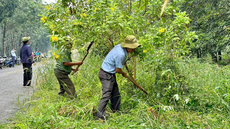 Xã Phước Hòa (TPHCM): 200 cán bộ, chiến sĩ, người dân tham gia vệ sinh môi trường 
