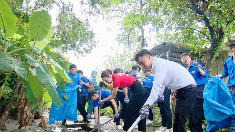 Hơn 400 đoàn viên, thanh niên phường Tân Uyên ra quân “Ngày Chủ nhật xanh”