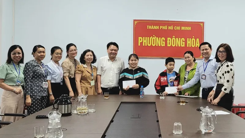 Trao hỗ trợ cho người dân bị thương do cây gãy đổ