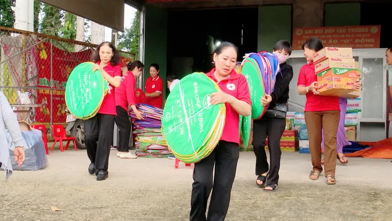 Mang yêu thương đến đồng bào bị ảnh hưởng bởi bão lũ 