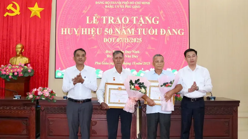 Xã Phú Giáo (TPHCM): Trao Huy hiệu Đảng đến 12 đảng viên 
