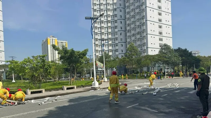  Sinh viên “hóa thân” thành chiến sĩ PCCC