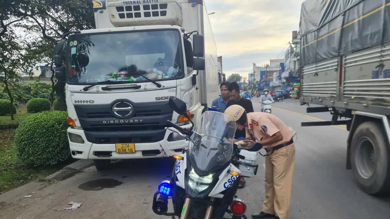 Phạt xe đầu kéo đậu, đỗ sai quy định trong khu công nghiệp