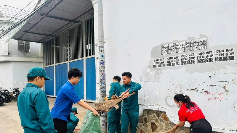 Người dân chung tay làm đẹp phố phường 