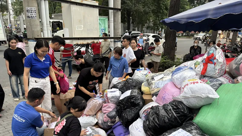Vận chuyển hơn 40 tấn hàng hỗ trợ đồng bào bị lũ lụt ở Đắk Lắk