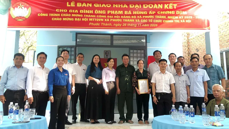 Bàn giao nhà Đại đoàn kết cho người dân khó khăn