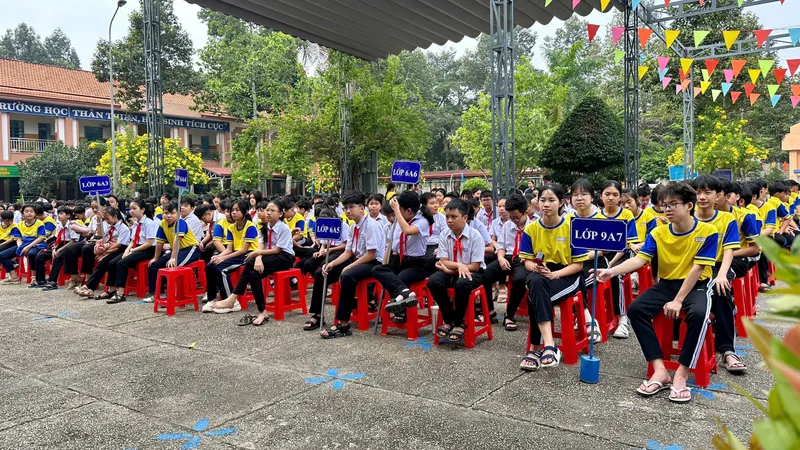 Hàng ngàn học sinh nghe tuyên truyền phòng chống bạo lực học đường