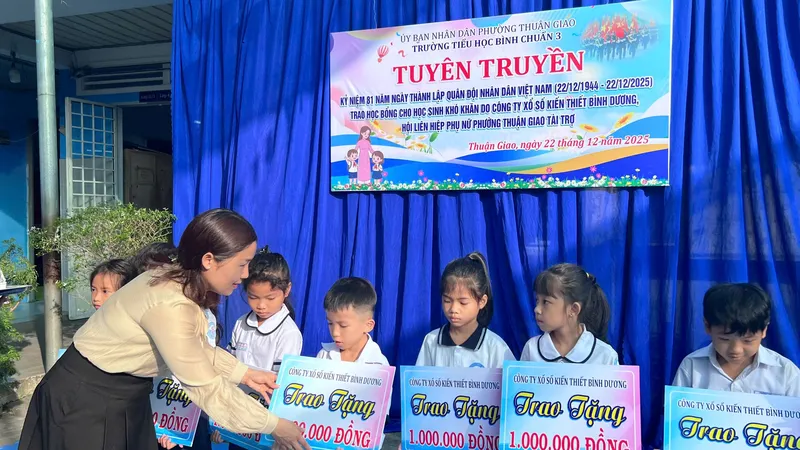Đại diện Hội LHPN phường Thuận Giao trao học bổng cho học sinh