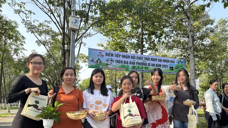 Mang rác đến, rinh quà về 
