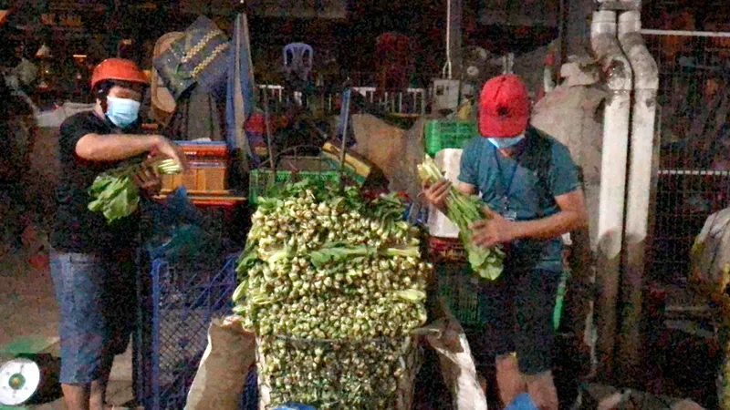 Thương nhân chợ đầu mối ở TPHCM đưa hàng vào hệ thống bán lẻ ​