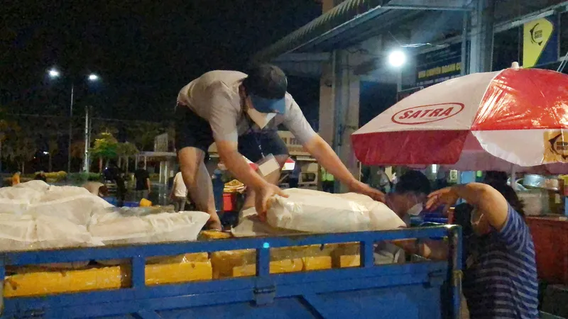Hàng hóa các nơi tập kết về điểm trung chuyển Chợ đầu mối Bình Điền