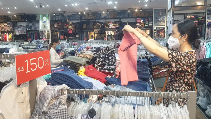 TPHCM: Doanh nghiệp đồng loạt khuyến mại, sức mua tăng nhẹ ​