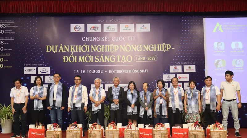 Đại diện các dự án và ban giám khảo tại tại cuộc thi chung kết
