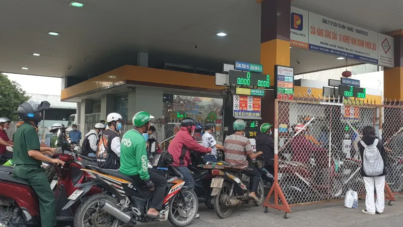 Giá xăng tăng, cảnh xếp hàng mua xăng chưa giảm ​