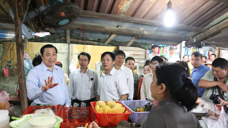 Ông Huỳnh Đức Thơ, Chủ tịch UBND TP Đà Nẵng xuống tận chợ lắng nghe ý kiến của tiểu thương Ảnh: NGUYÊN KHÔI