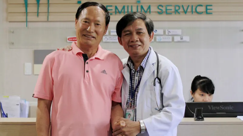 Bác sĩ Đặng Công Hoàng và ông Choi H.S sau khi được cứu sống Ảnh: NGUYÊN KHÔI