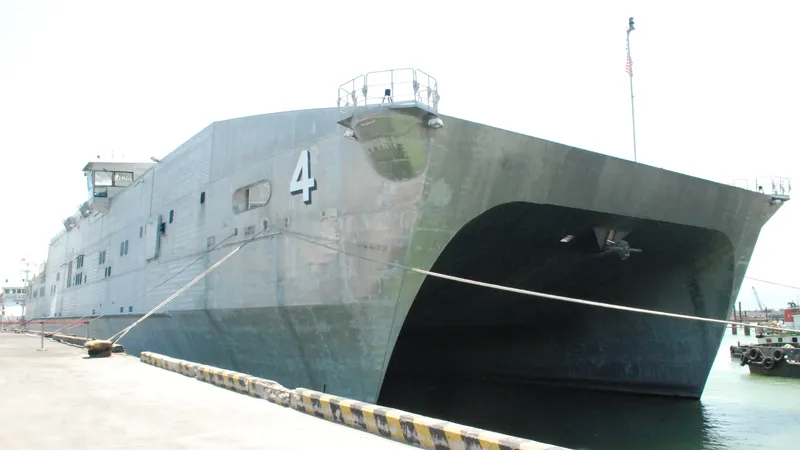 Chiến hạm USNS Fall River (TEPF-4) của Hải quân Mỹ chở theo 200 sĩ quan và thuỷ thủ cập Cảng Tiên Sa (Đà Nẵng)