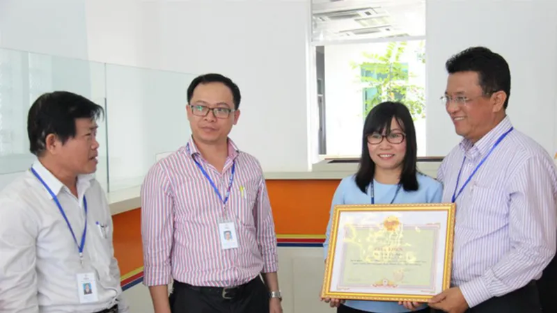 Ông Ngô Tấn Cư, Giám đốc Điện lực Đà Nẵng tặng giấy khen cho chị Trần Thị Anh 