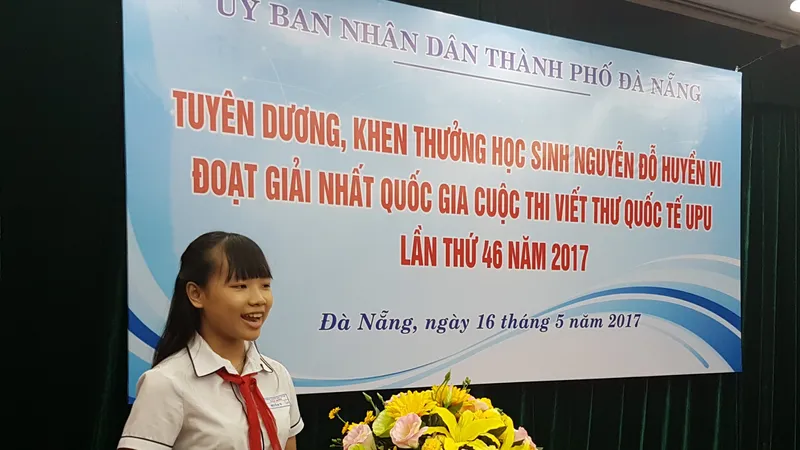 Em Nguyễn Đỗ Huyền Vi chia sẻ suy nghĩ khi viết bức thư đoạt giải nhất quốc gia UPU. Ảnh: NGUYÊN KHÔI